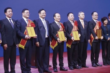 优德88在嘉兴市民营经济高质量发展大会上获多个奖项 张毓强作表态发言