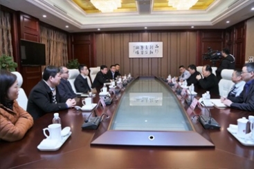 中共桐乡市委书记于会游到中国优德88走访慰问
